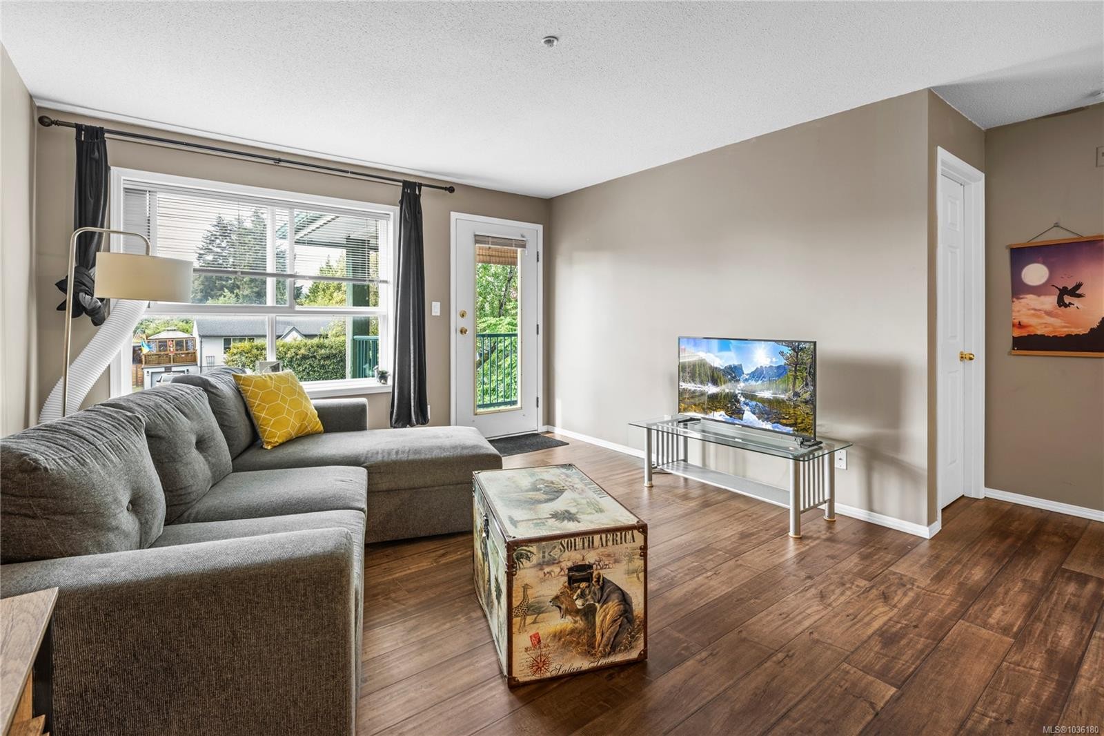 302-690 Third St, Nanaimo, BC - Indoor Photo Showing Living Room