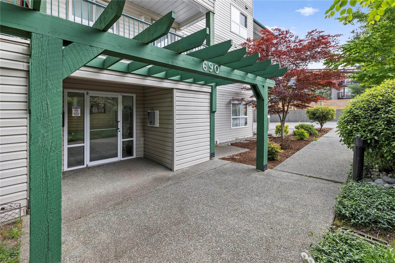 302-690 Third St, Nanaimo, BC - Outdoor