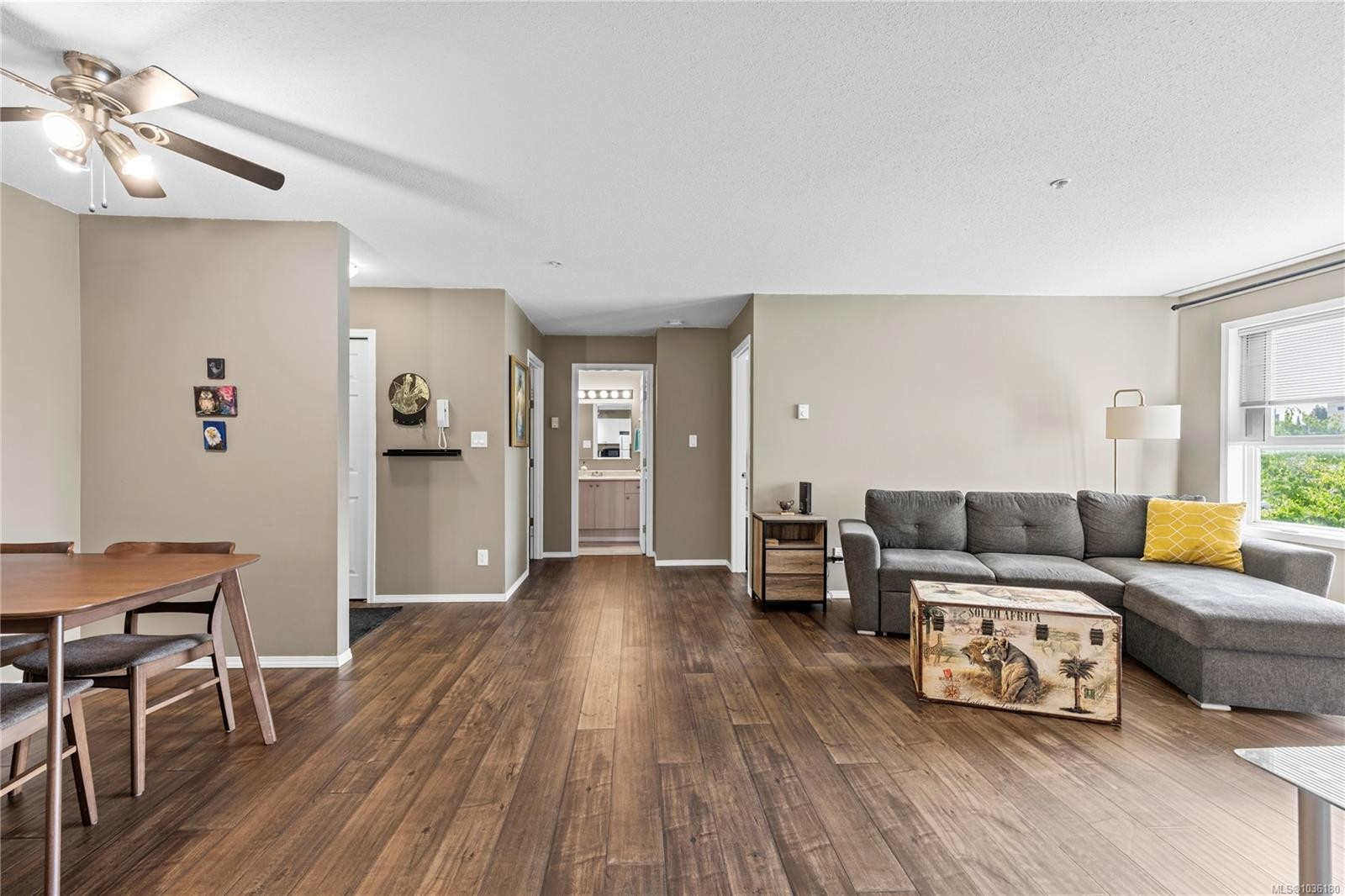 302-690 Third St, Nanaimo, BC - Indoor Photo Showing Living Room