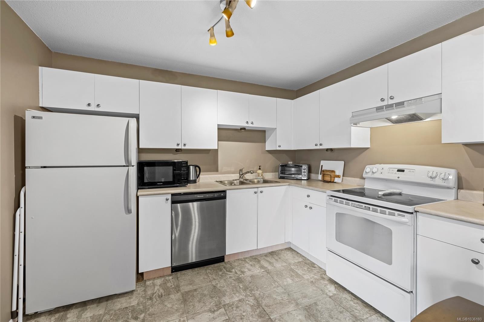 302-690 Third St, Nanaimo, BC - Indoor Photo Showing Kitchen With Double Sink