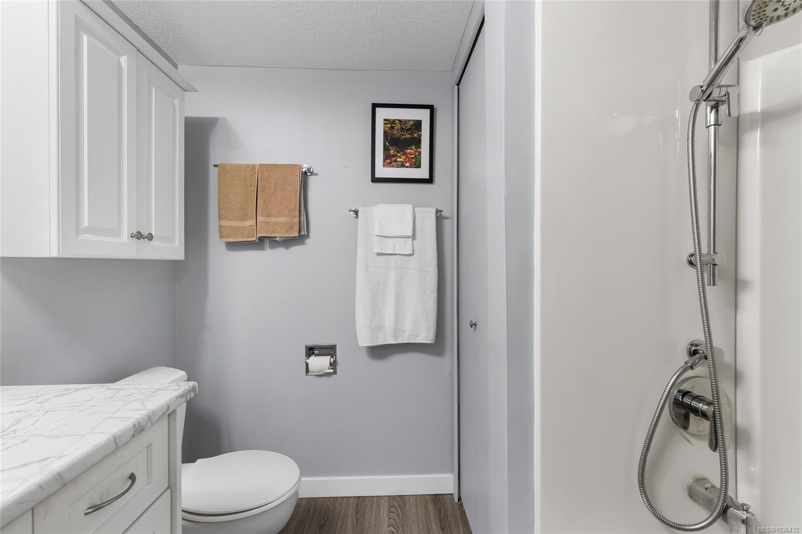 103-1875 Lansdowne Rd, Saanich, BC - Indoor Photo Showing Bathroom