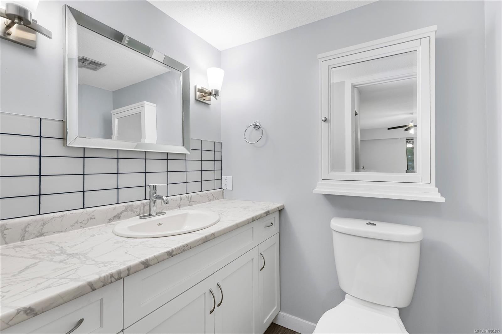 103-1875 Lansdowne Rd, Saanich, BC - Indoor Photo Showing Bathroom