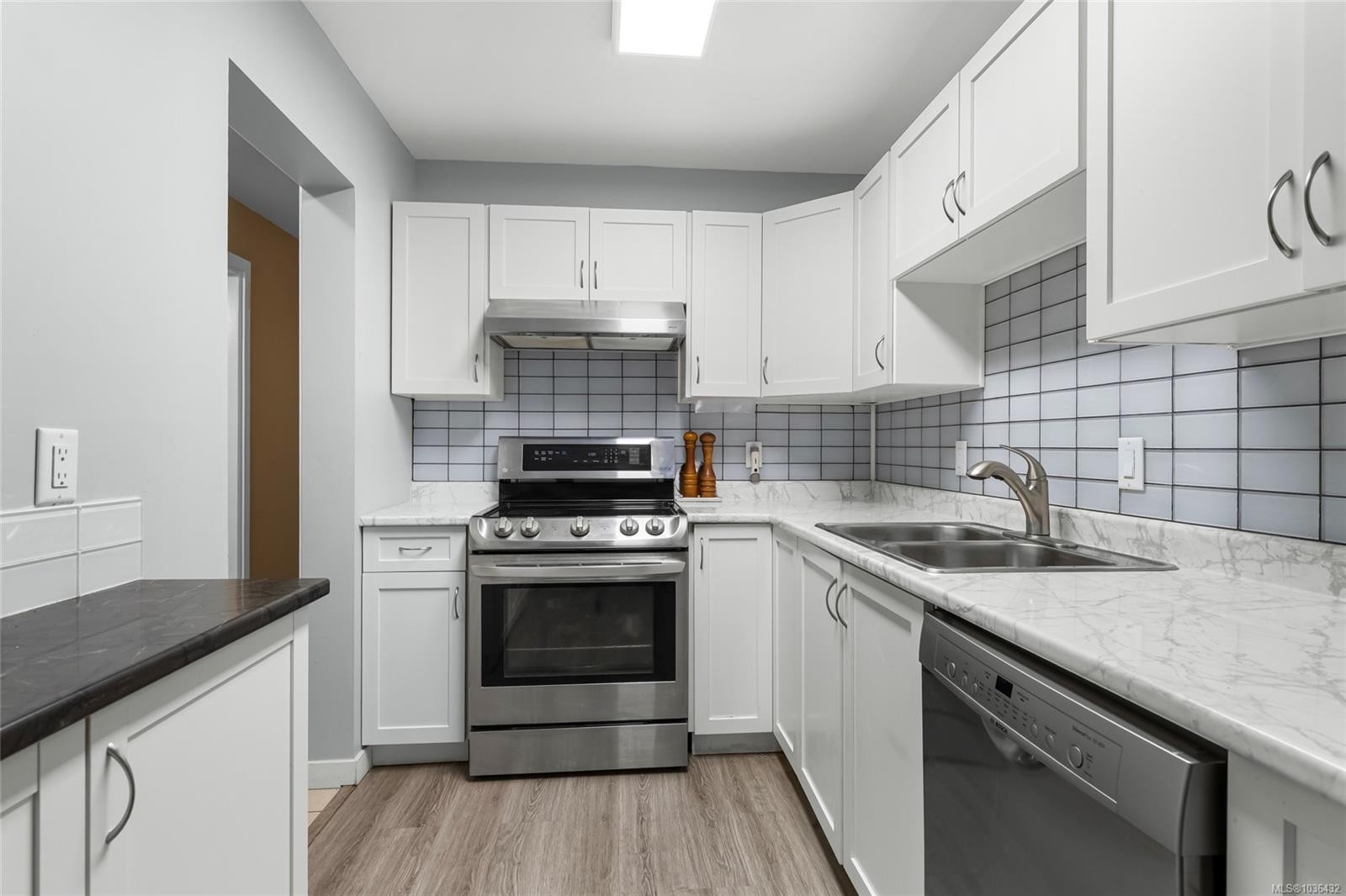 103-1875 Lansdowne Rd, Saanich, BC - Indoor Photo Showing Kitchen With Double Sink