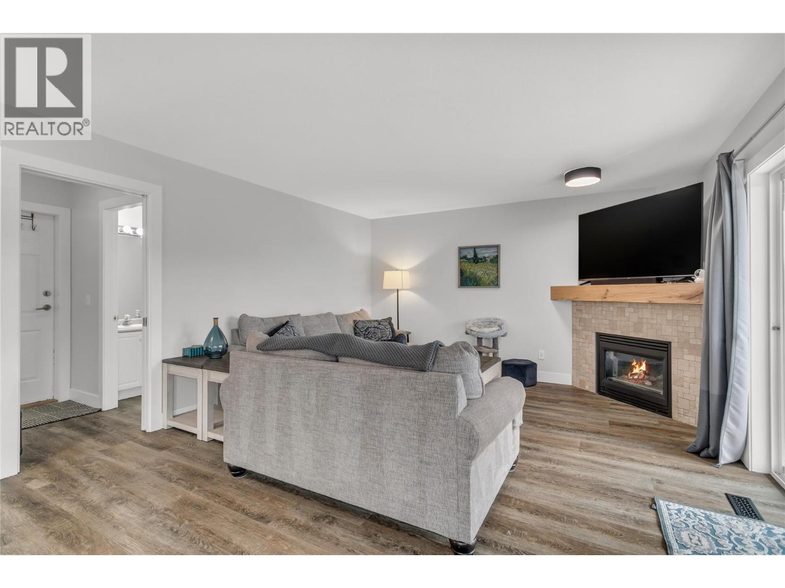 3819 Glen Canyon Drive, West Kelowna, BC - Indoor Photo Showing Living Room With Fireplace