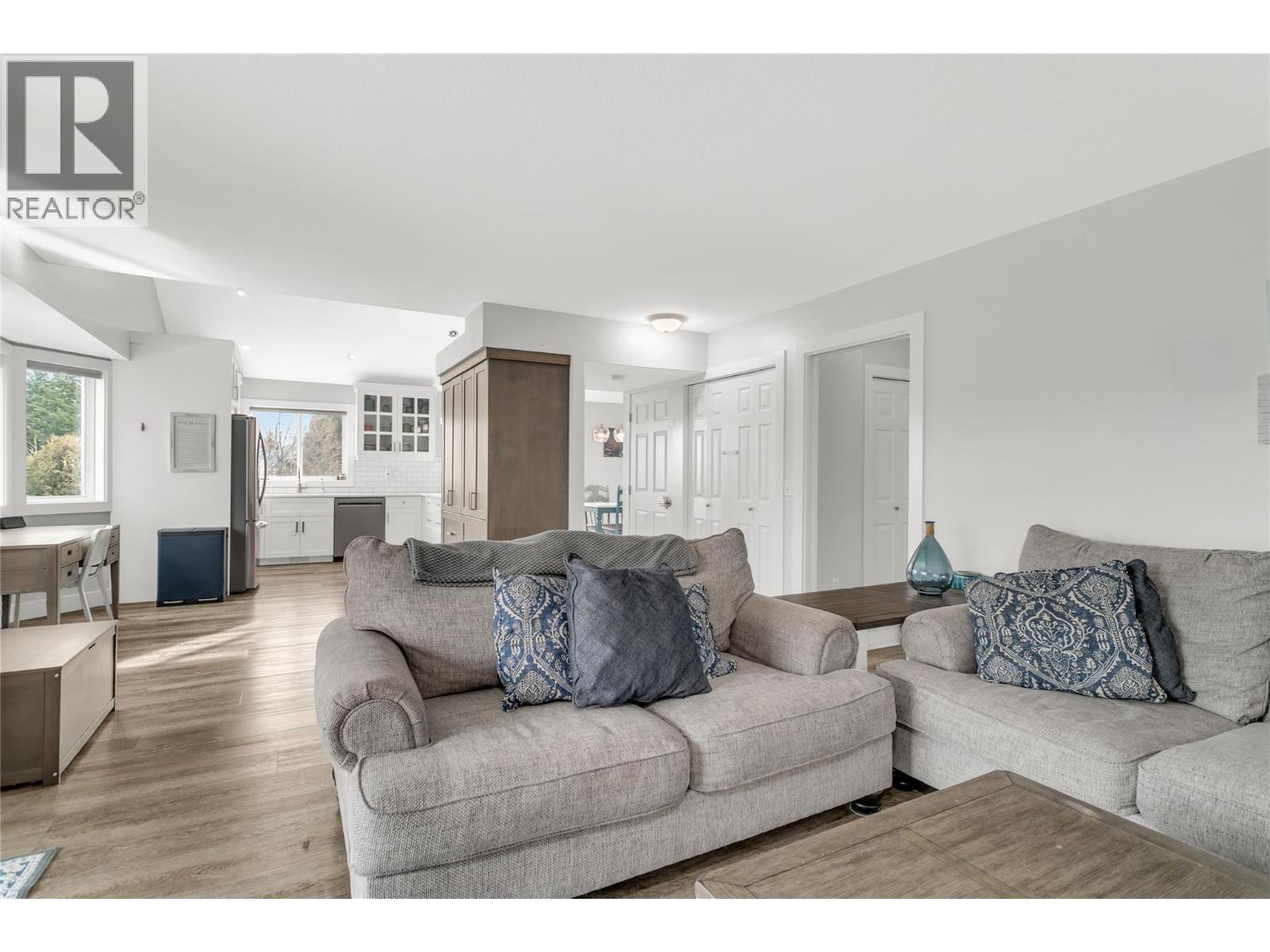 3819 Glen Canyon Drive, West Kelowna, BC - Indoor Photo Showing Living Room