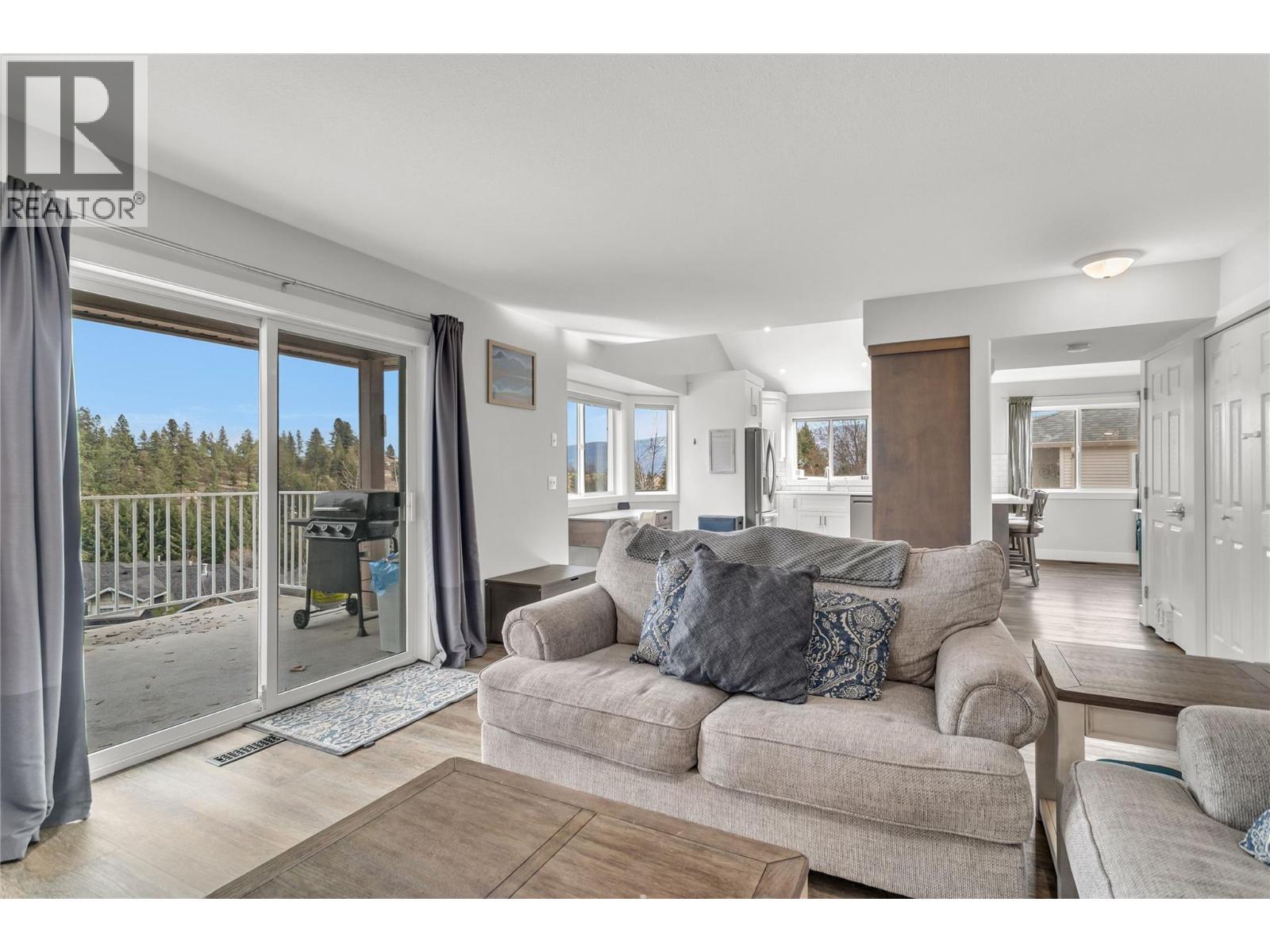 3819 Glen Canyon Drive, West Kelowna, BC - Indoor Photo Showing Living Room