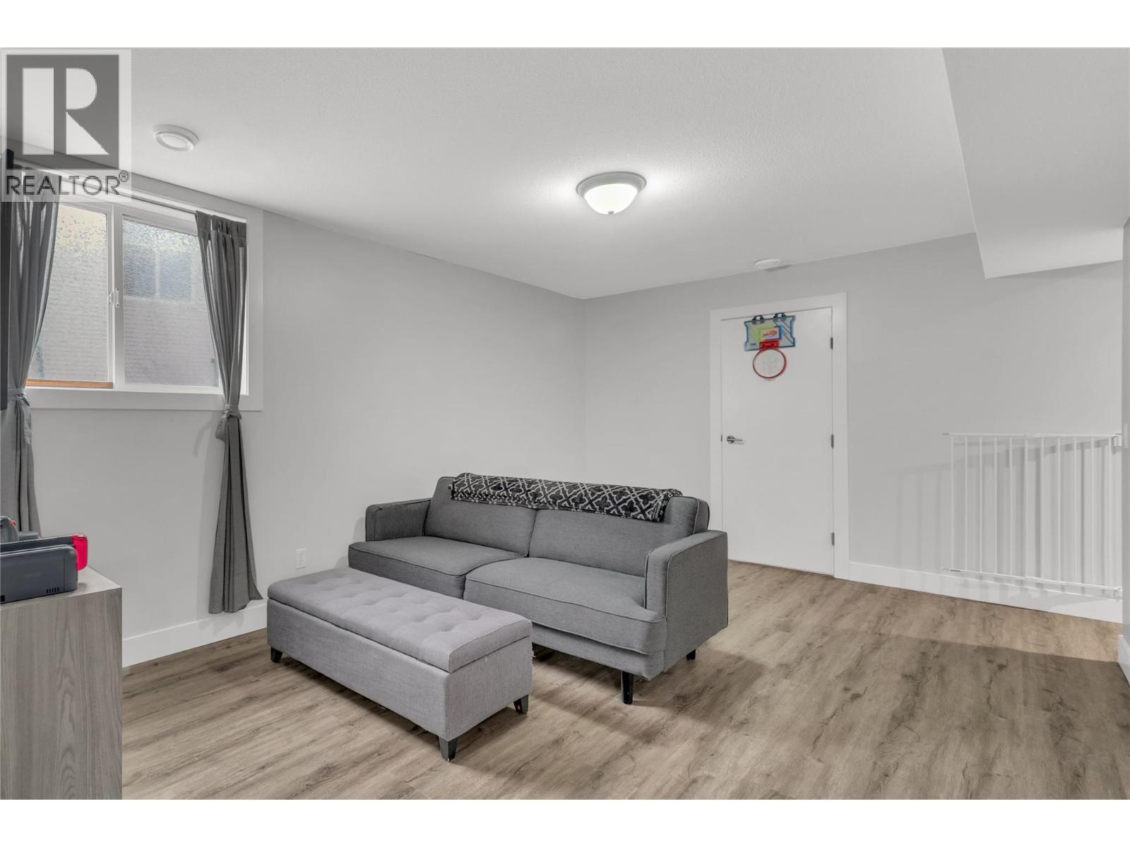 3819 Glen Canyon Drive, West Kelowna, BC - Indoor Photo Showing Living Room
