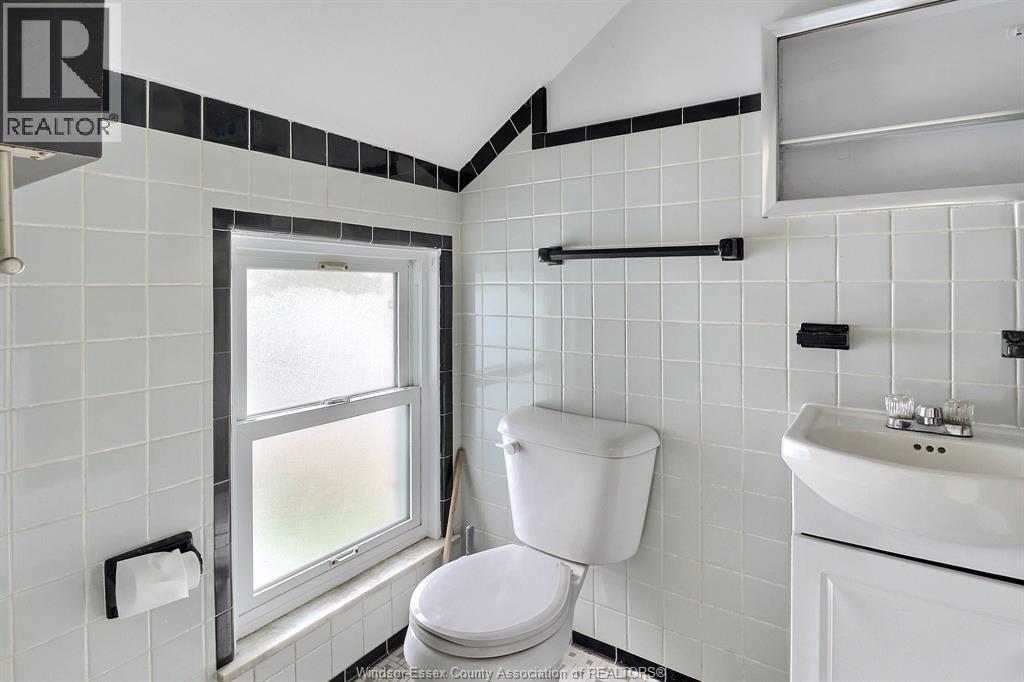996 Albert, Windsor, ON - Indoor Photo Showing Bathroom