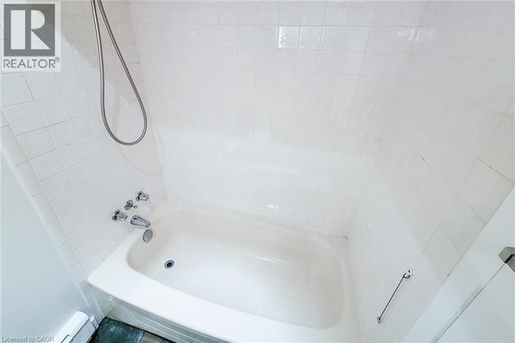 Ensuite Bathroom with shower / tub combination. - 156 Park Row S, Hamilton, ON - Indoor Photo Showing Bathroom