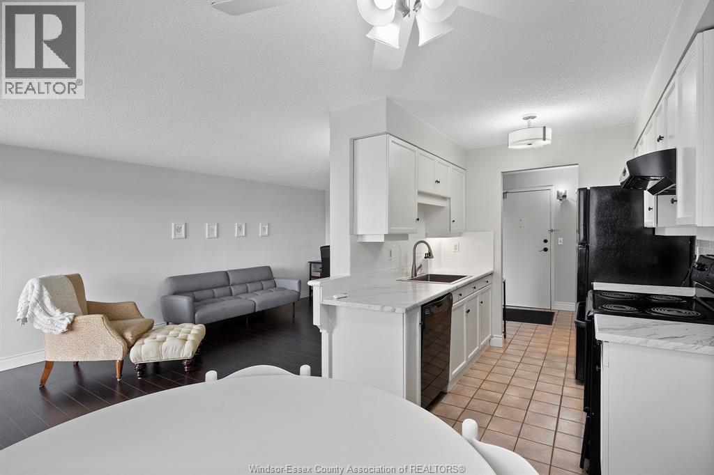 150 Park Unit# 613, Windsor, ON - Indoor Photo Showing Kitchen