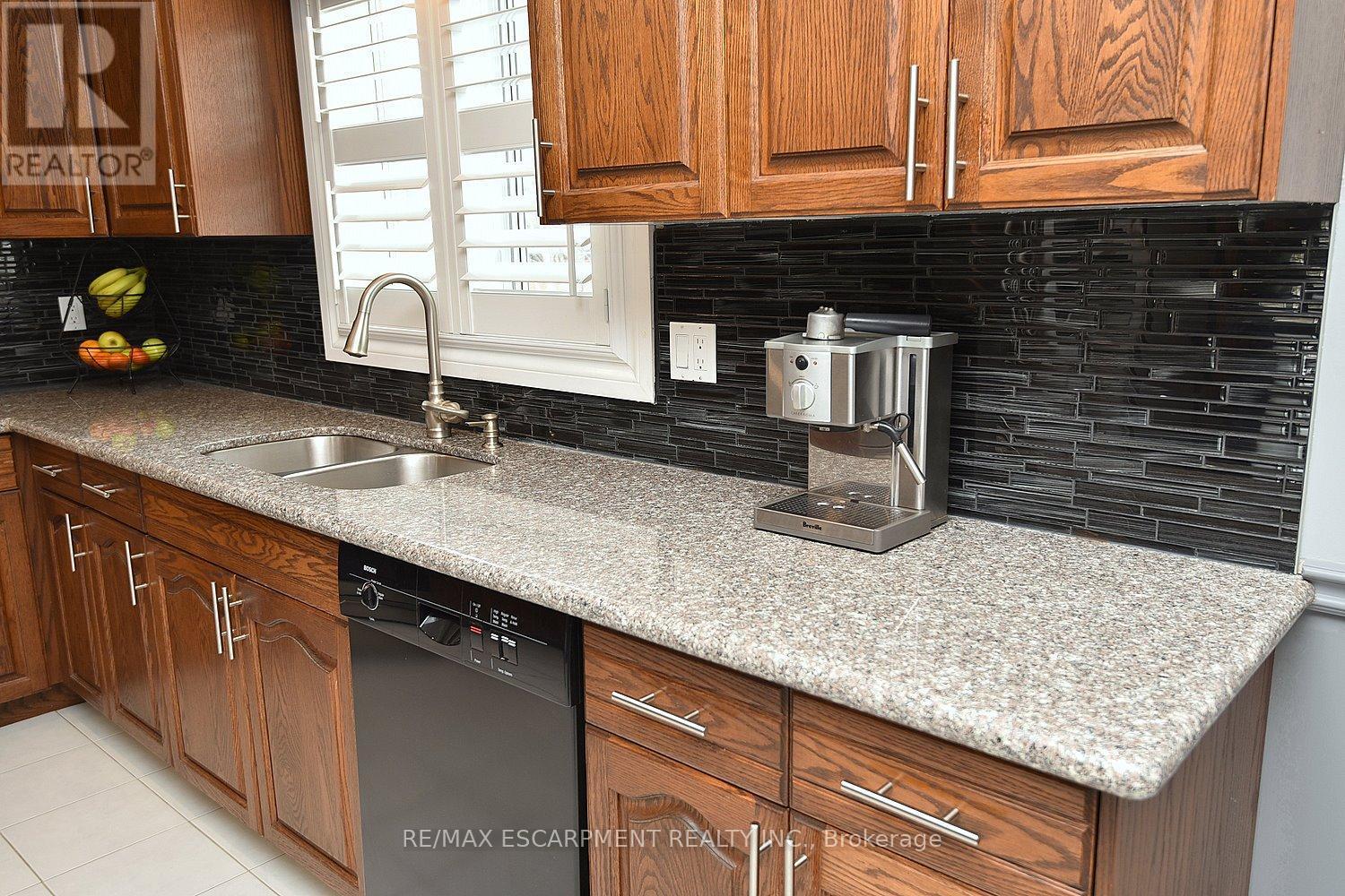 36 Tommar Place, Hamilton, ON - Indoor Photo Showing Kitchen With Double Sink
