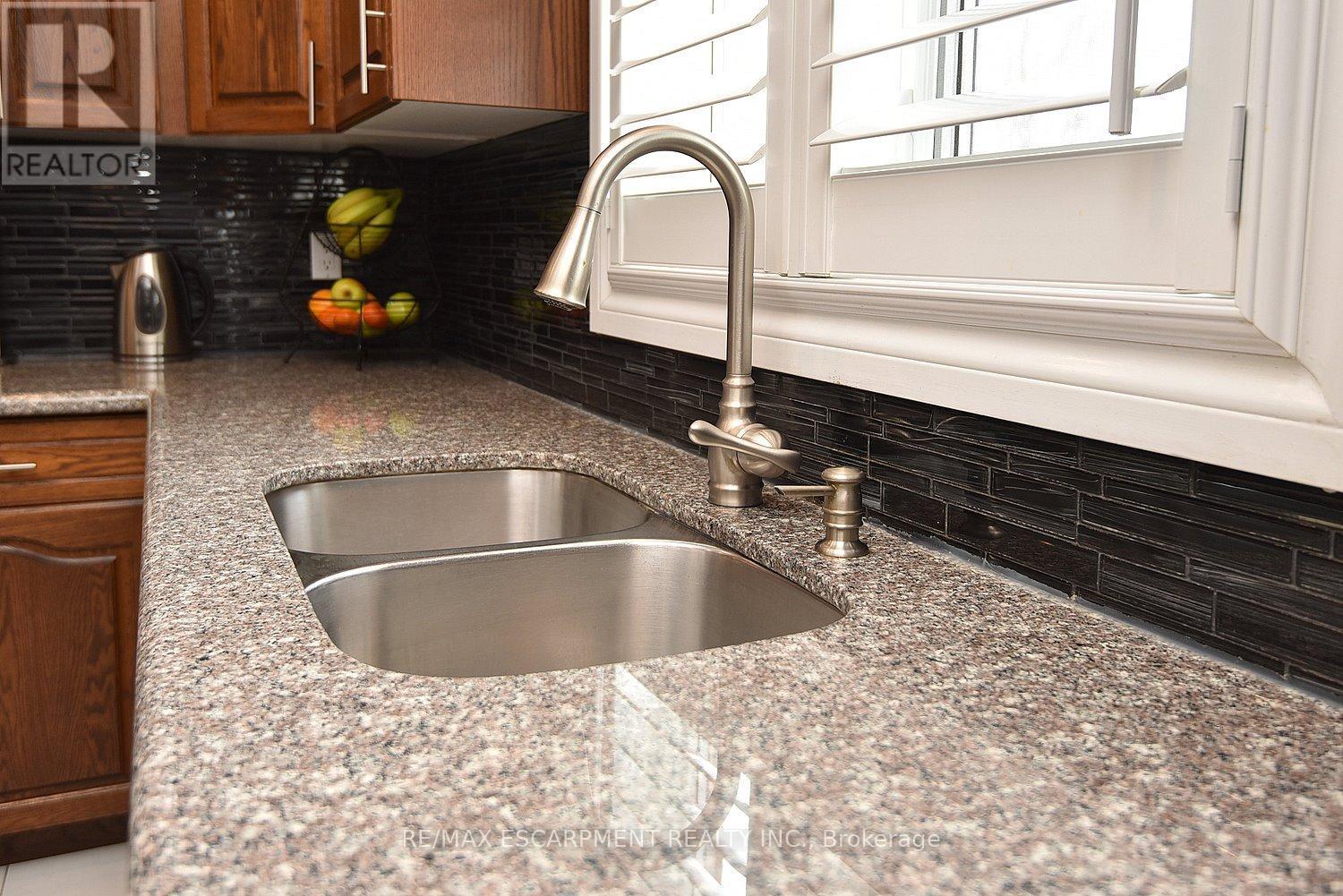 36 Tommar Place, Hamilton, ON - Indoor Photo Showing Kitchen With Double Sink