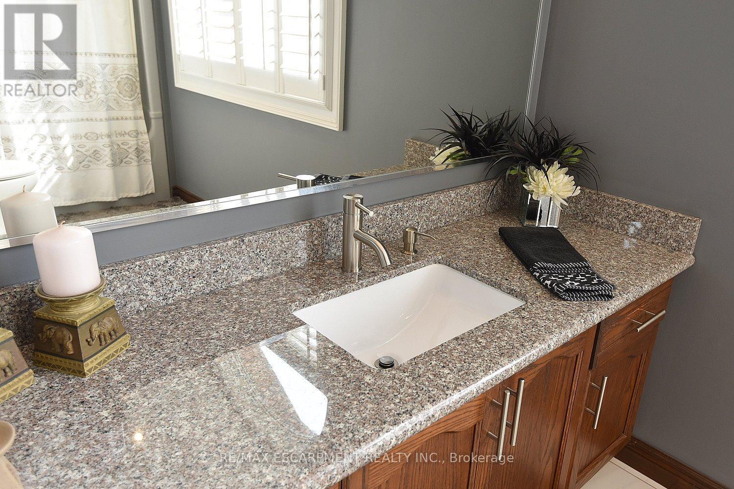 36 Tommar Place, Hamilton, ON - Indoor Photo Showing Bathroom