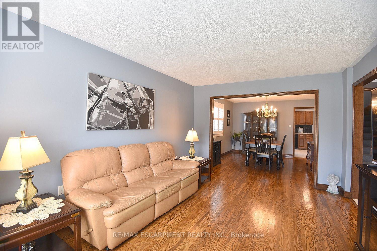 36 Tommar Place, Hamilton, ON - Indoor Photo Showing Living Room