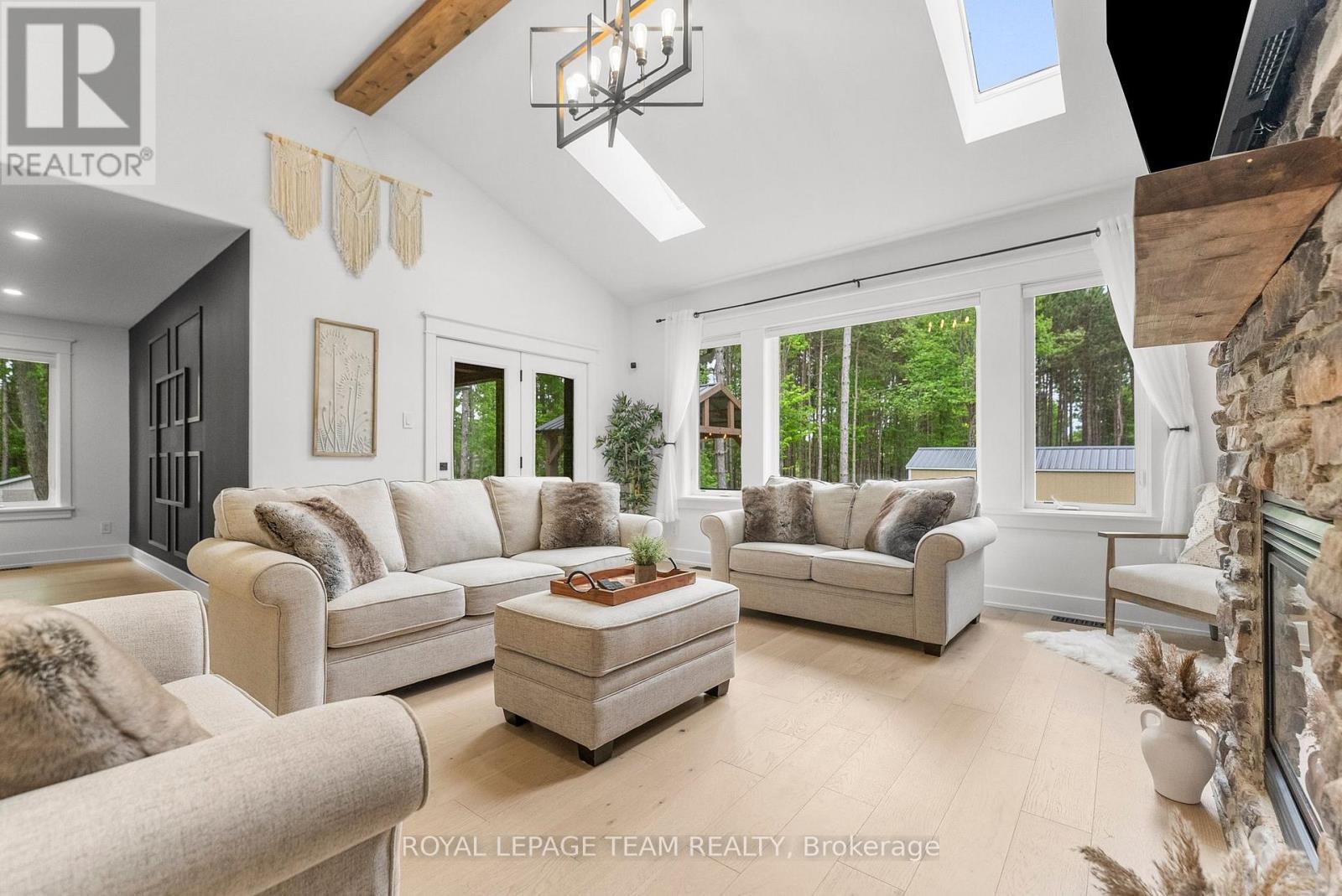 108 Royal Troon Lane, Ottawa, ON - Indoor Photo Showing Living Room