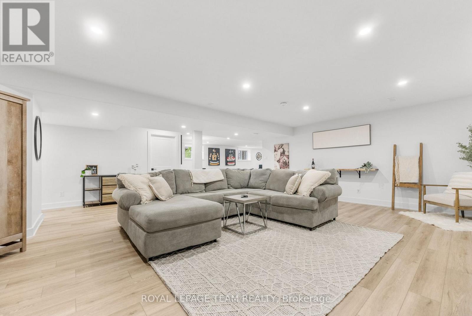 108 Royal Troon Lane, Ottawa, ON - Indoor Photo Showing Living Room