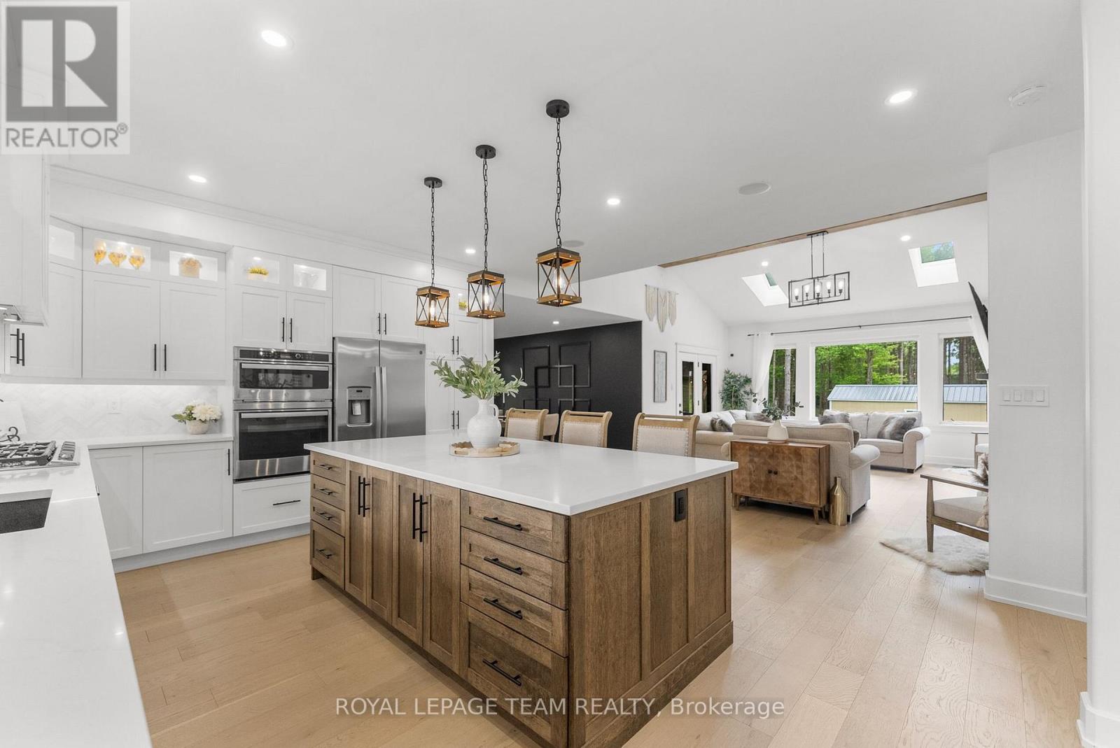 108 Royal Troon Lane, Ottawa, ON - Indoor Photo Showing Kitchen With Upgraded Kitchen