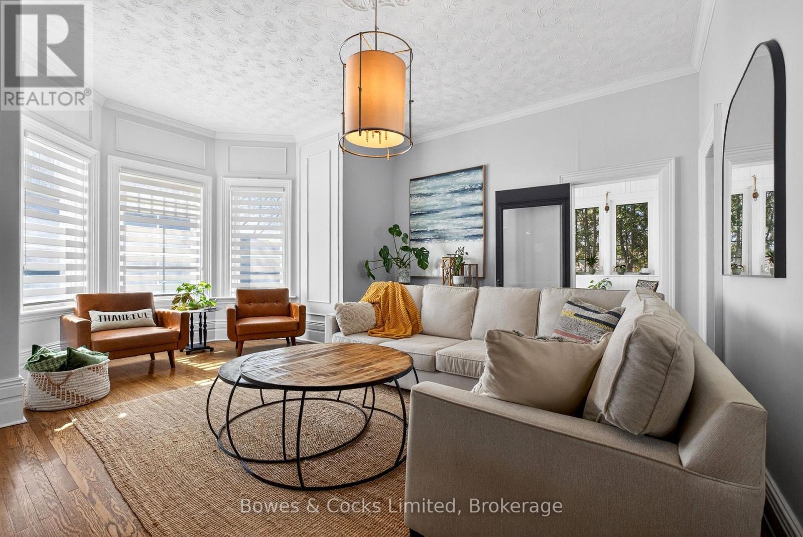 82 Queen Street, Selwyn, ON - Indoor Photo Showing Living Room