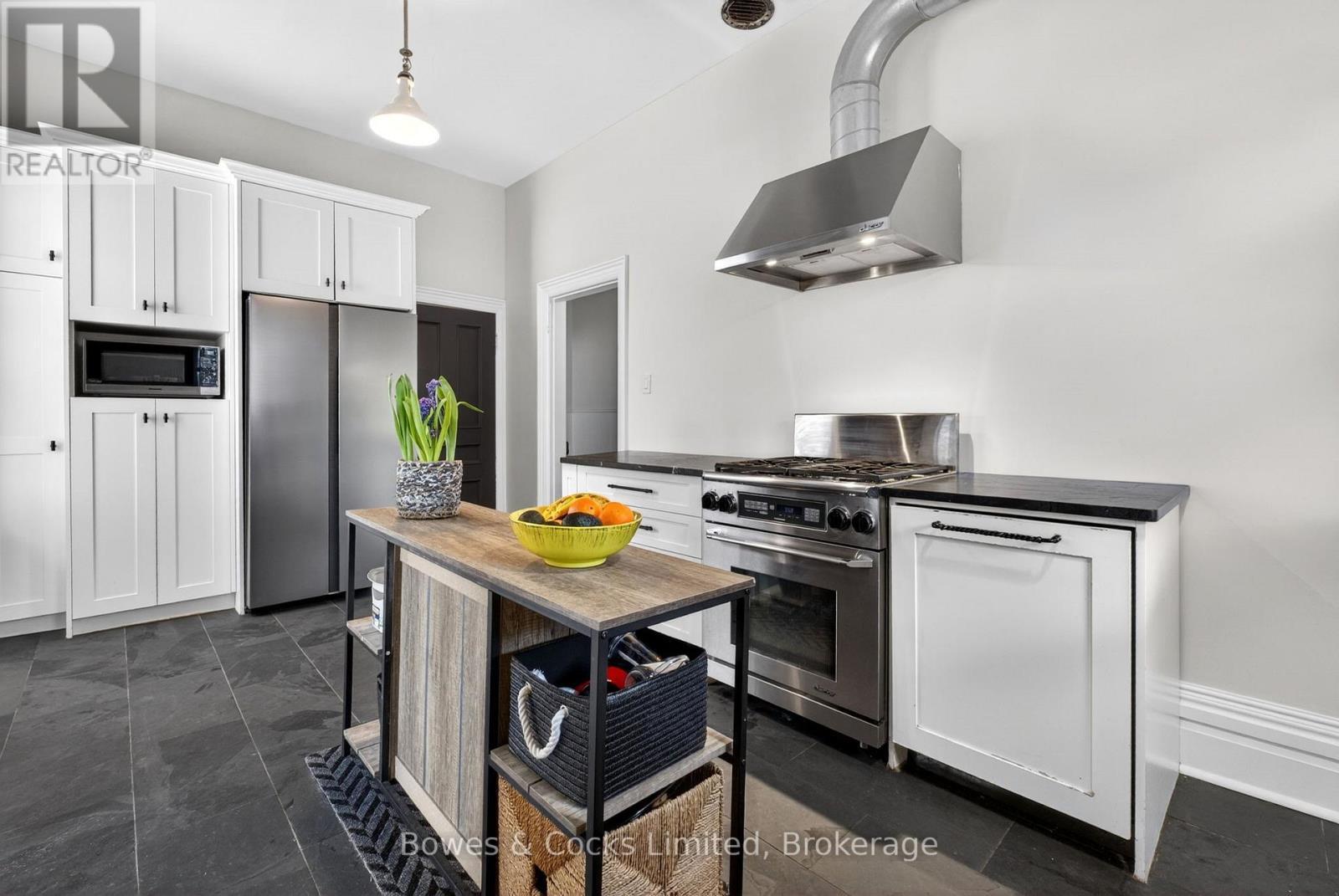 82 Queen Street, Selwyn, ON - Indoor Photo Showing Kitchen