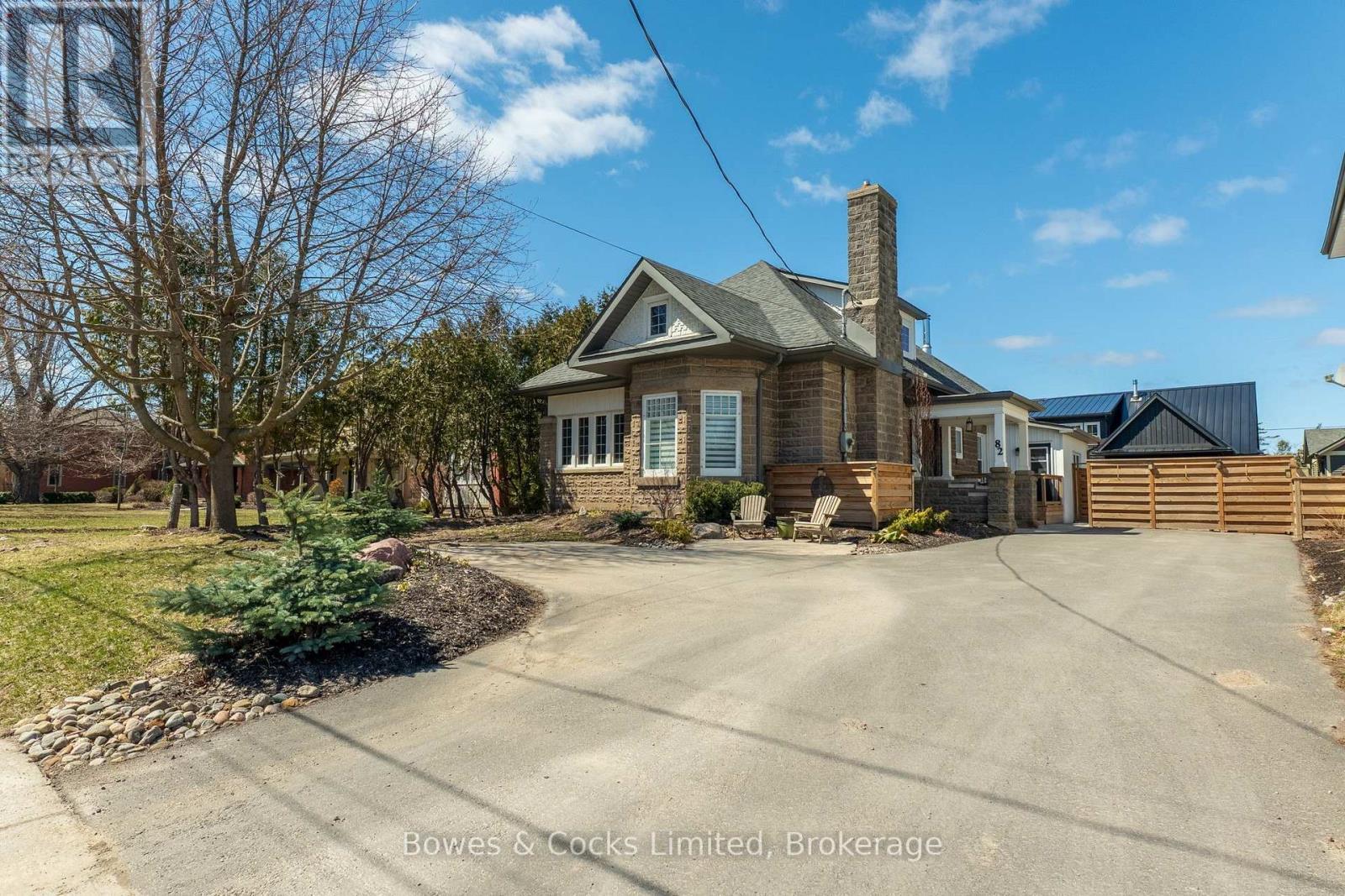 82 Queen Street, Selwyn, ON - Outdoor