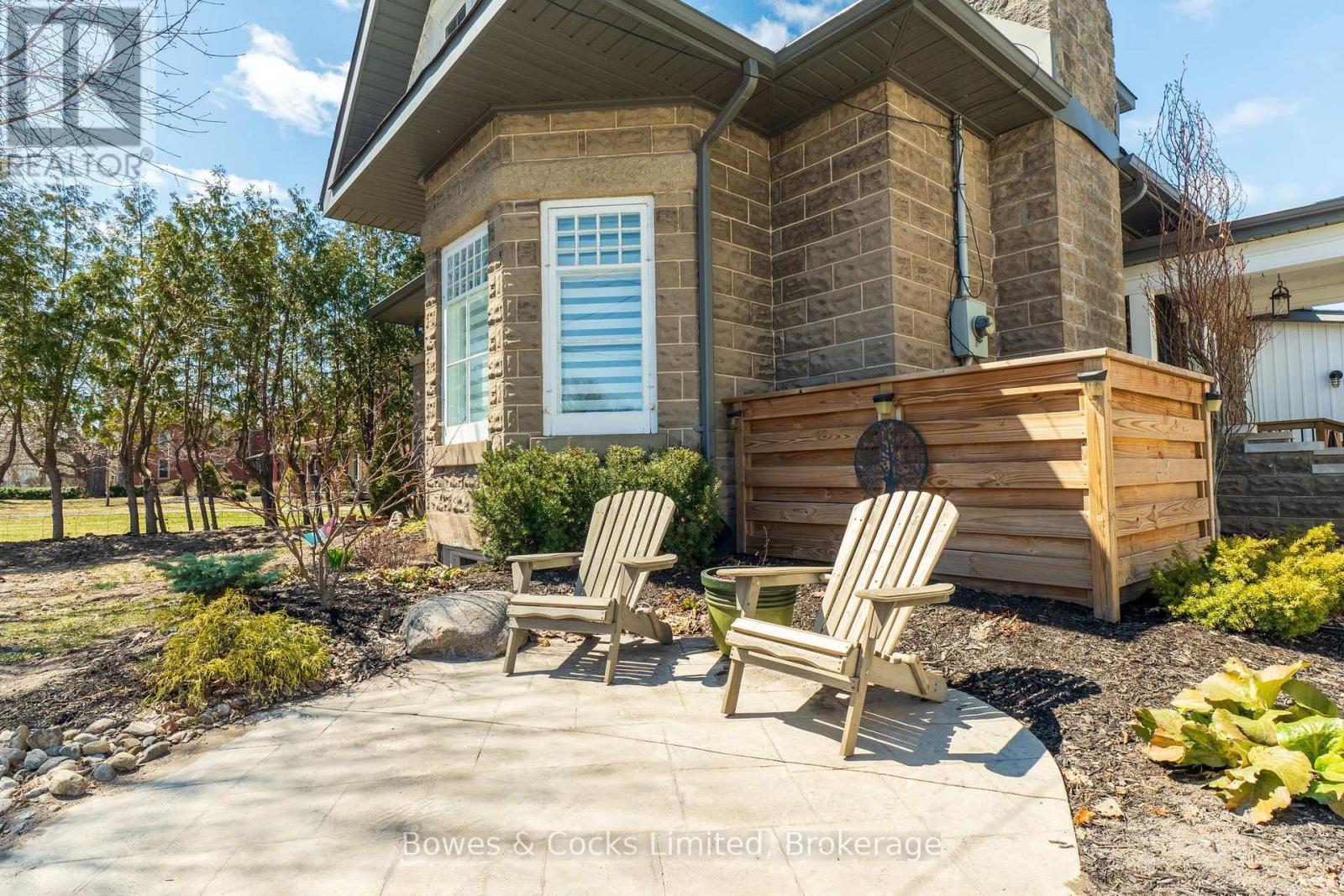 82 Queen Street, Selwyn, ON - Outdoor