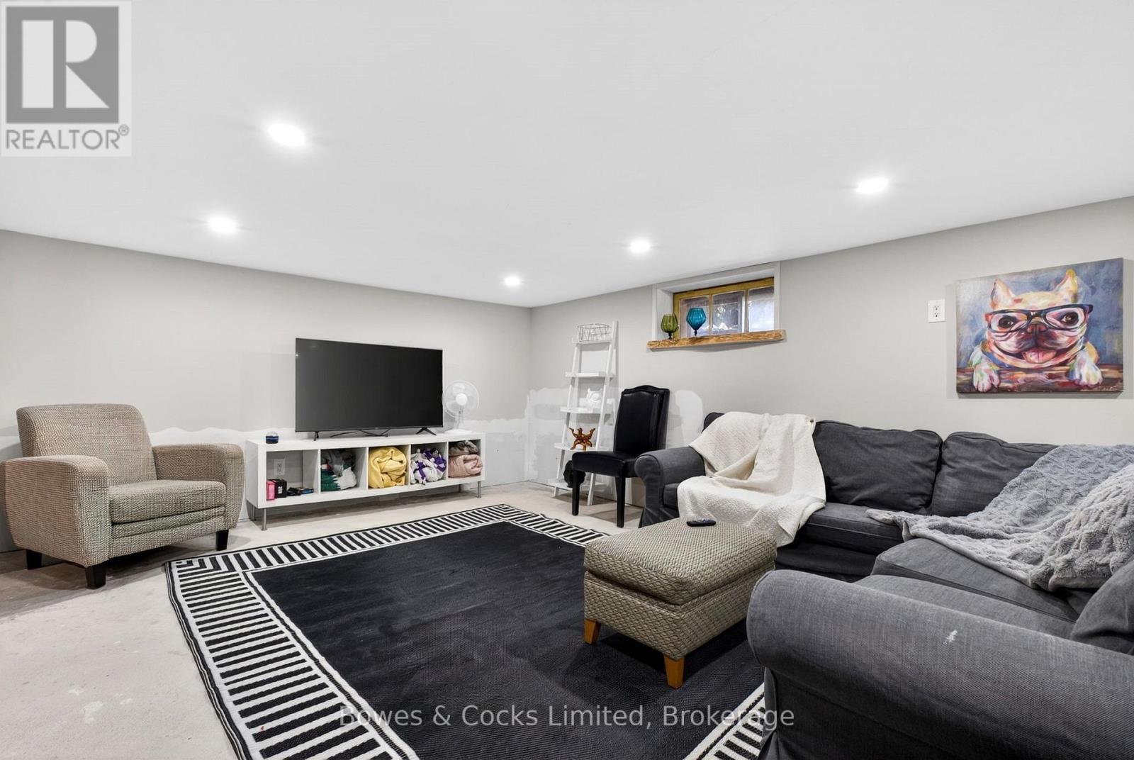 82 Queen Street, Selwyn, ON - Indoor Photo Showing Other Room