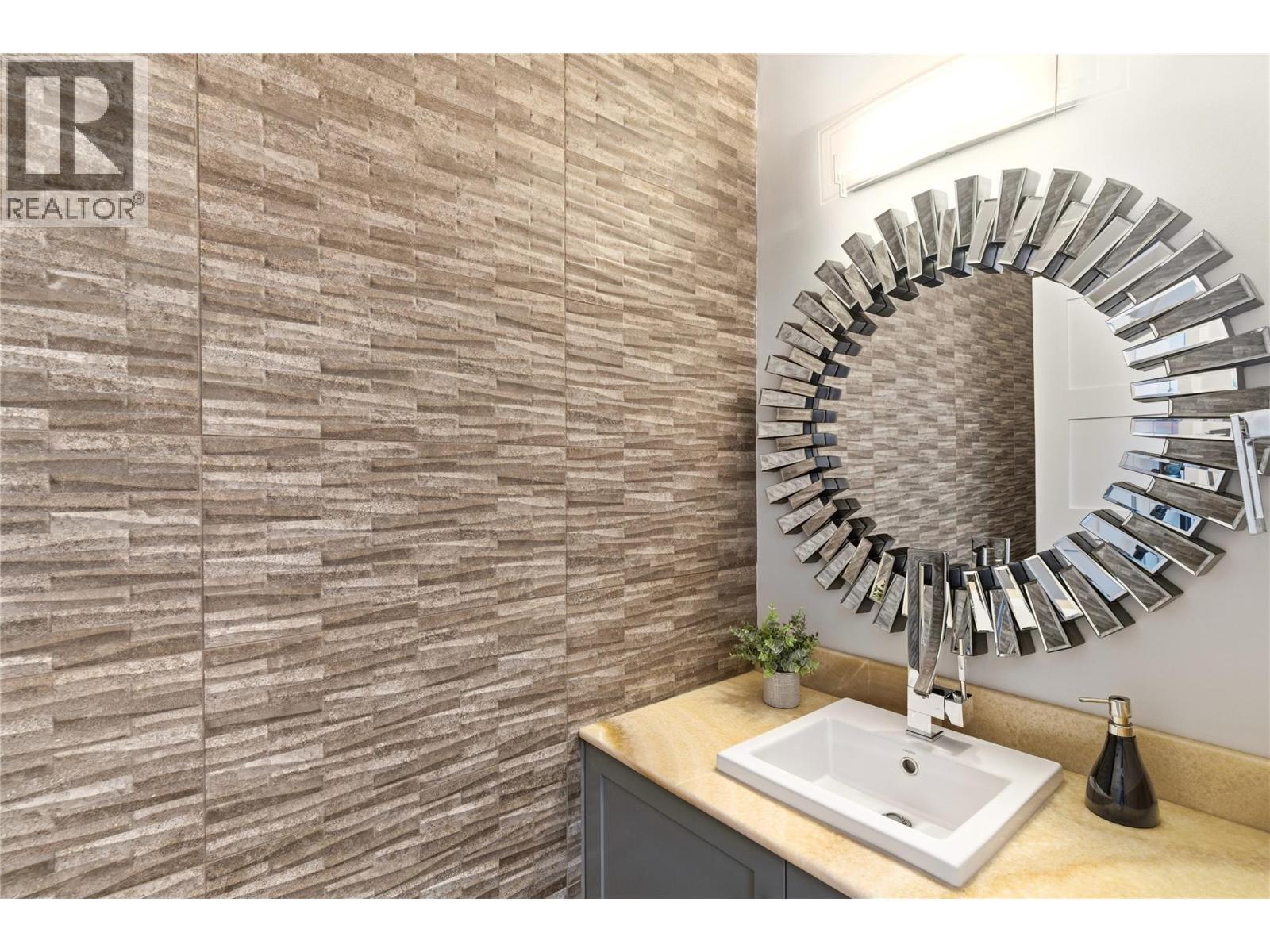 Main floor powder room - 2090 Bennett Road, Kelowna, BC - Indoor Photo Showing Bathroom