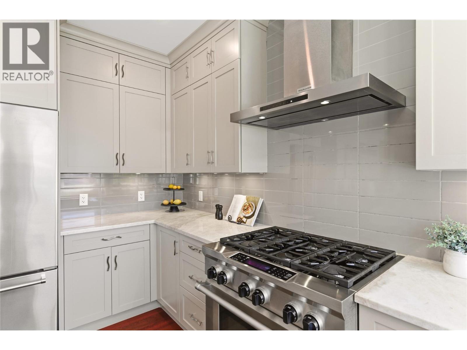 2090 Bennett Road, Kelowna, BC - Indoor Photo Showing Kitchen With Upgraded Kitchen