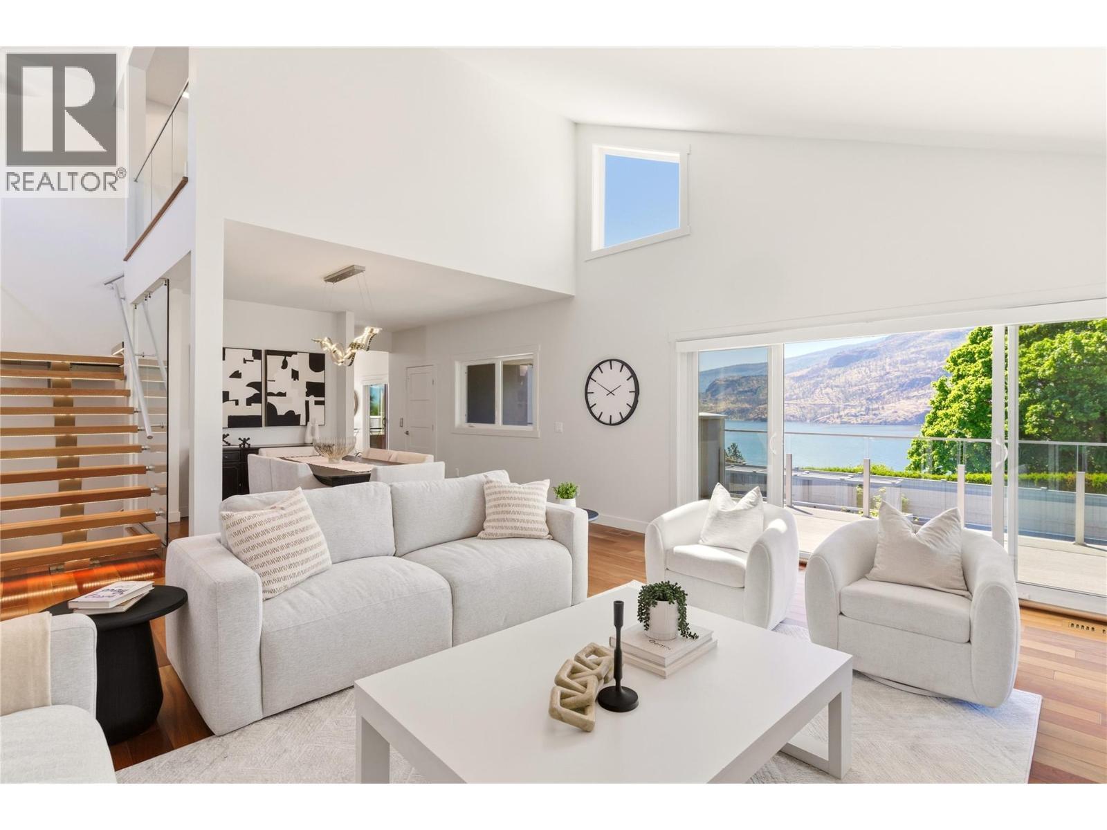 2090 Bennett Road, Kelowna, BC - Indoor Photo Showing Living Room