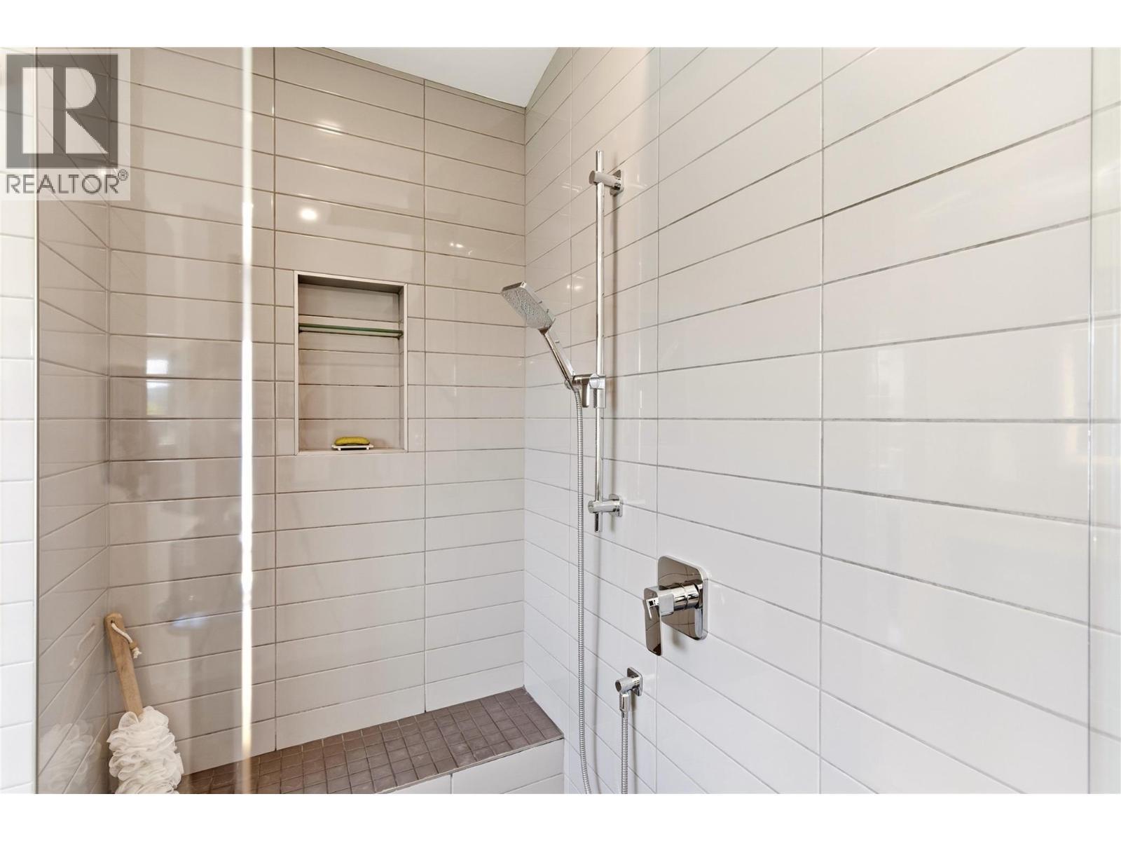 2090 Bennett Road, Kelowna, BC - Indoor