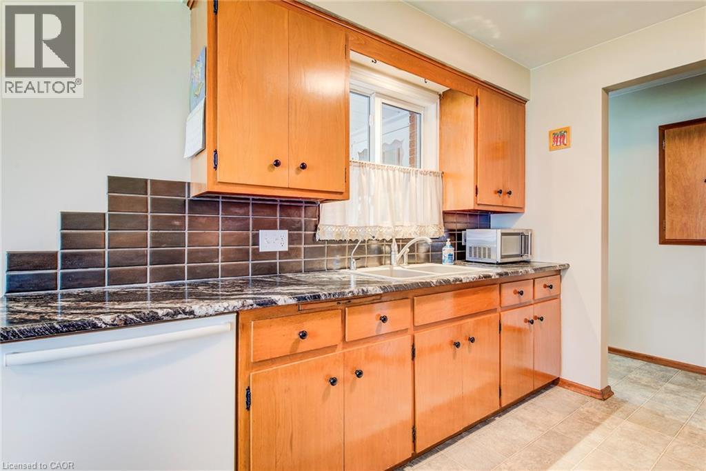 18 Queenston Crescent, Kitchener, ON - Indoor Photo Showing Kitchen