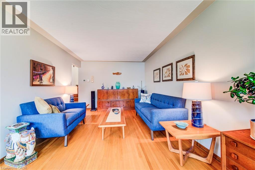 18 Queenston Crescent, Kitchener, ON - Indoor Photo Showing Living Room
