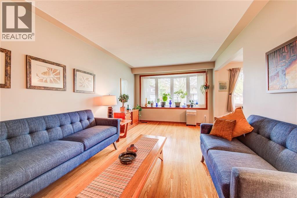 18 Queenston Crescent, Kitchener, ON - Indoor Photo Showing Living Room