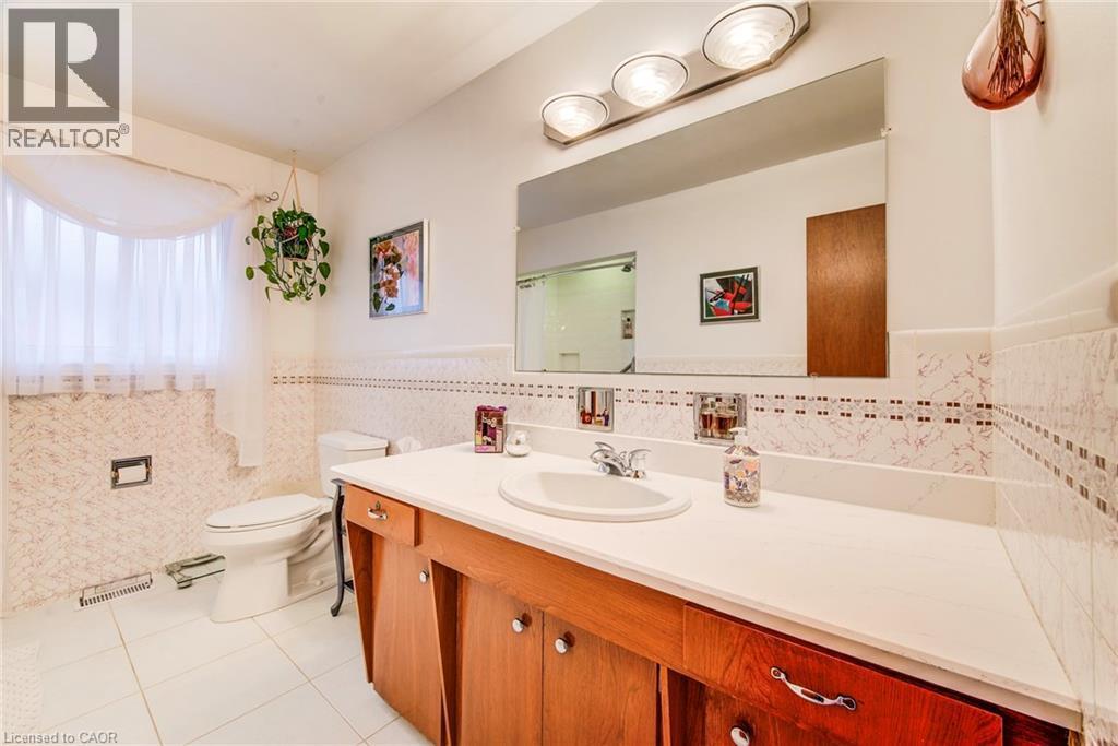 18 Queenston Crescent, Kitchener, ON - Indoor Photo Showing Bathroom
