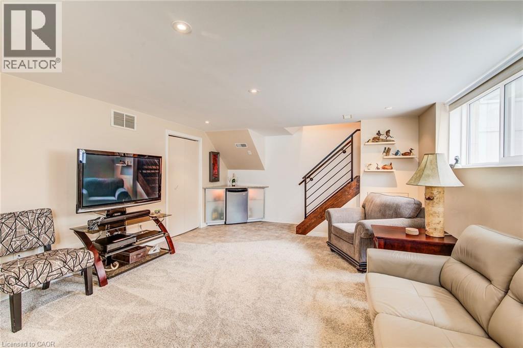 18 Queenston Crescent, Kitchener, ON - Indoor Photo Showing Living Room