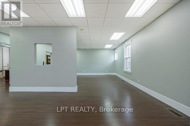 Front entrance/room - 215 Wellington Street, London East (East K), ON