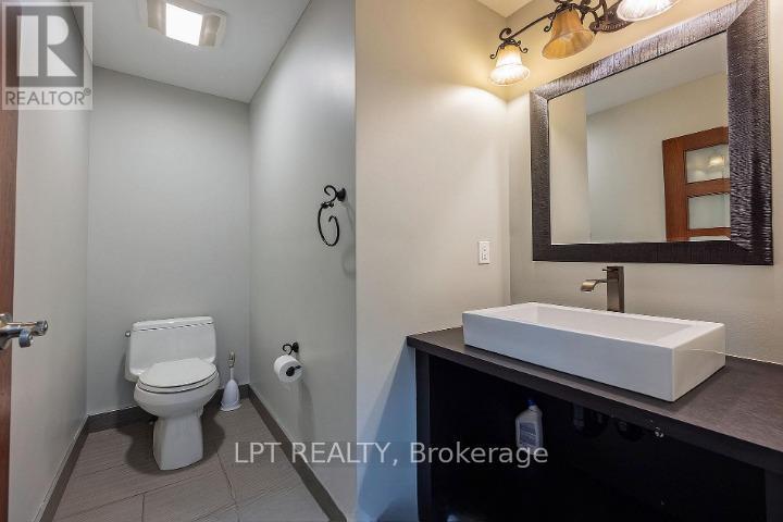 2 piece front bathroom - 215 Wellington Street, London East (East K), ON