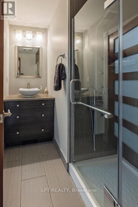 Back 3 piece bathroom - 215 Wellington Street, London East (East K), ON