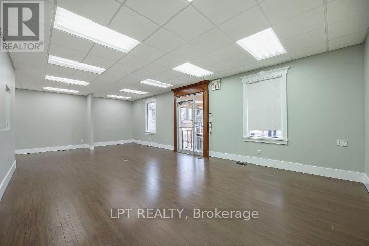Front entrance/room - 215 Wellington Street, London East (East K), ON