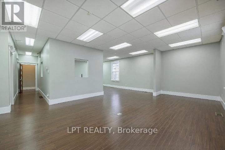 Front entrance/room - 215 Wellington Street, London East (East K), ON