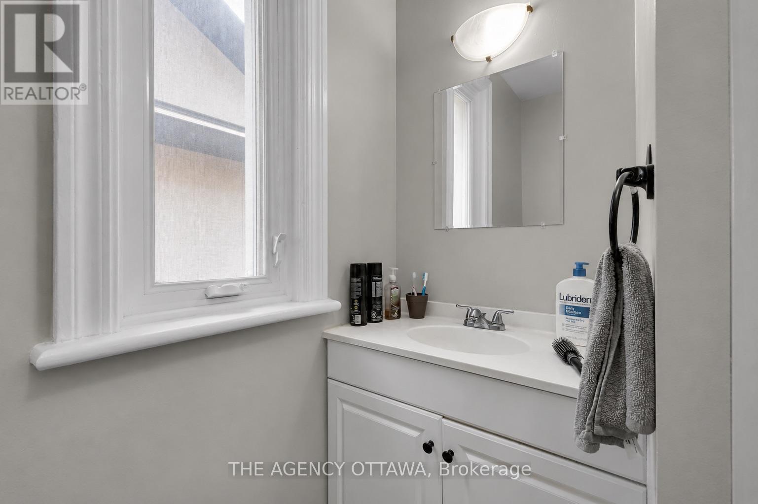 Second Floor Bathroom (Unit #2) - 57 Lees Avenue, Ottawa, ON - Indoor Photo Showing Bathroom
