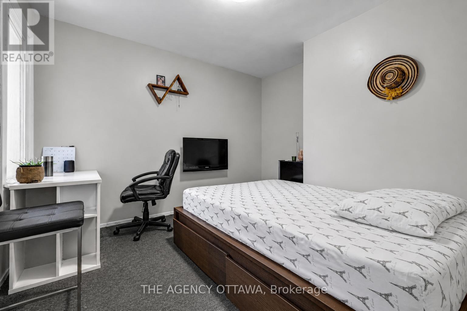 Bedroom #5 - 57 Lees Avenue, Ottawa, ON - Indoor Photo Showing Bedroom