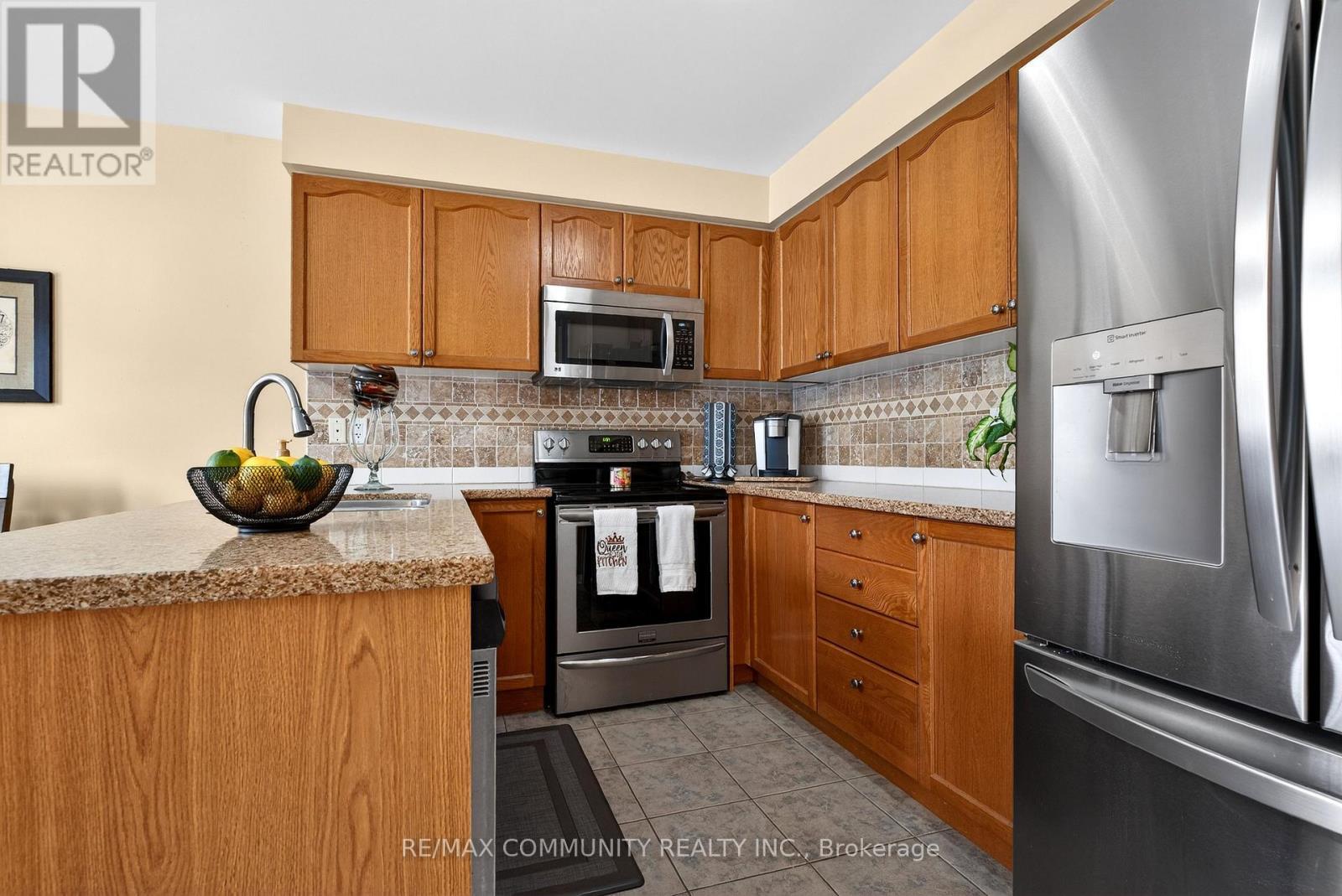 1210 Meath Drive, Oshawa, ON - Indoor Photo Showing Dining Room