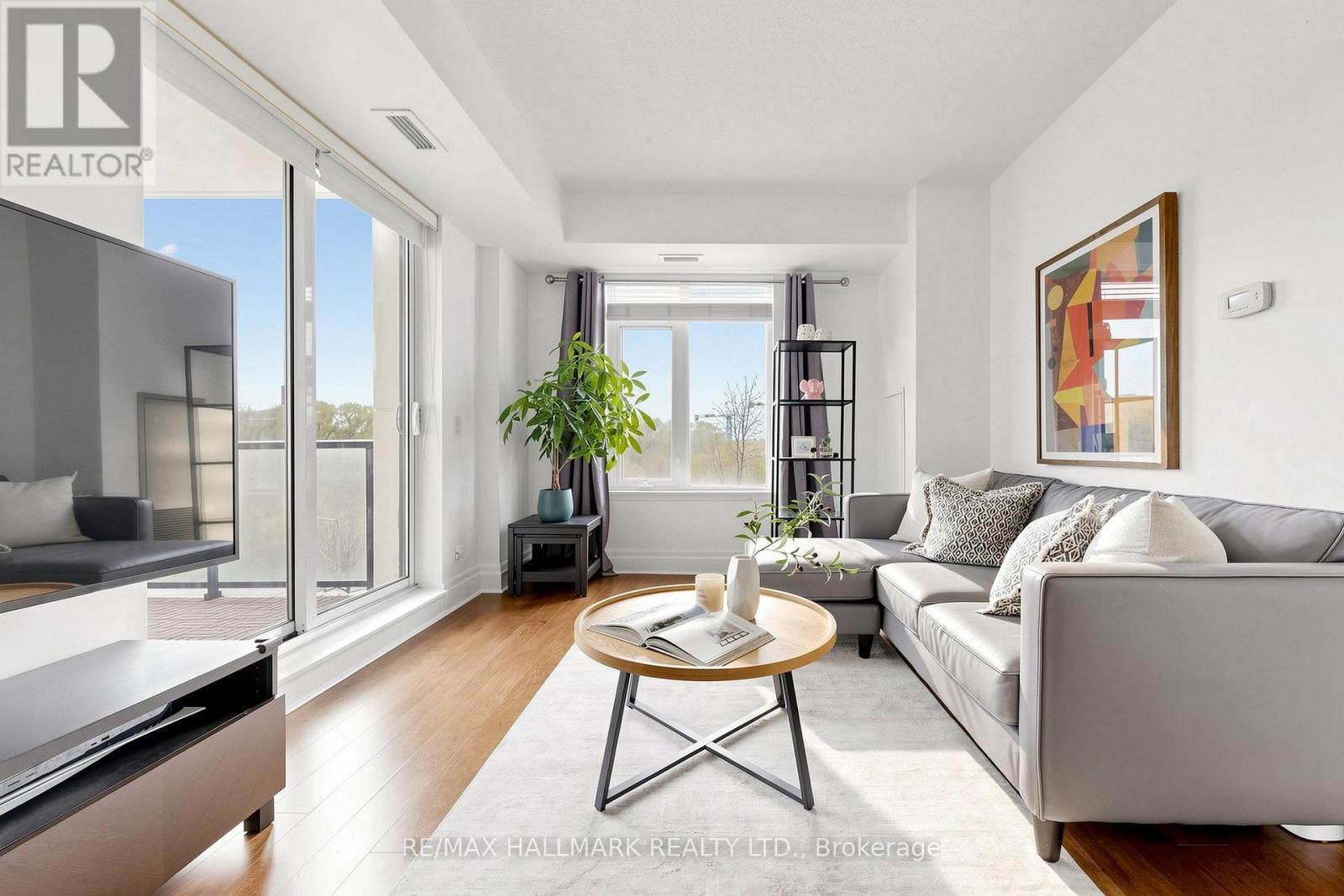 203 - 151 Upper Duke Crescent, Markham, ON - Indoor Photo Showing Living Room