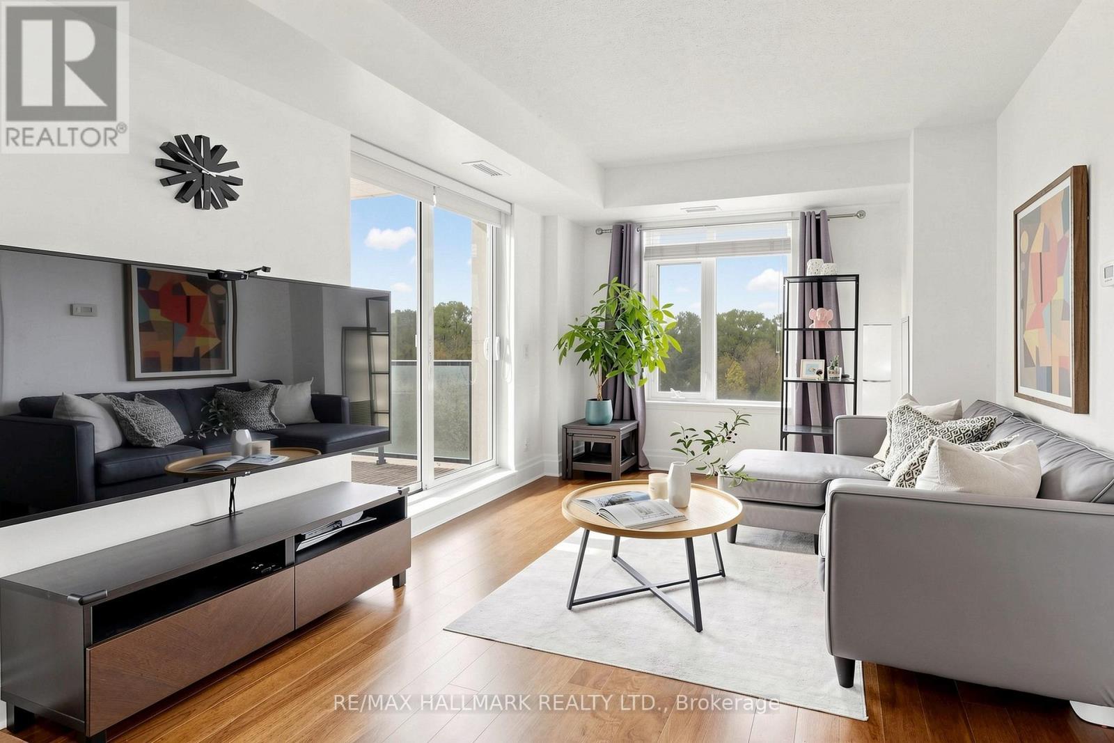 203 - 151 Upper Duke Crescent, Markham, ON - Indoor Photo Showing Living Room