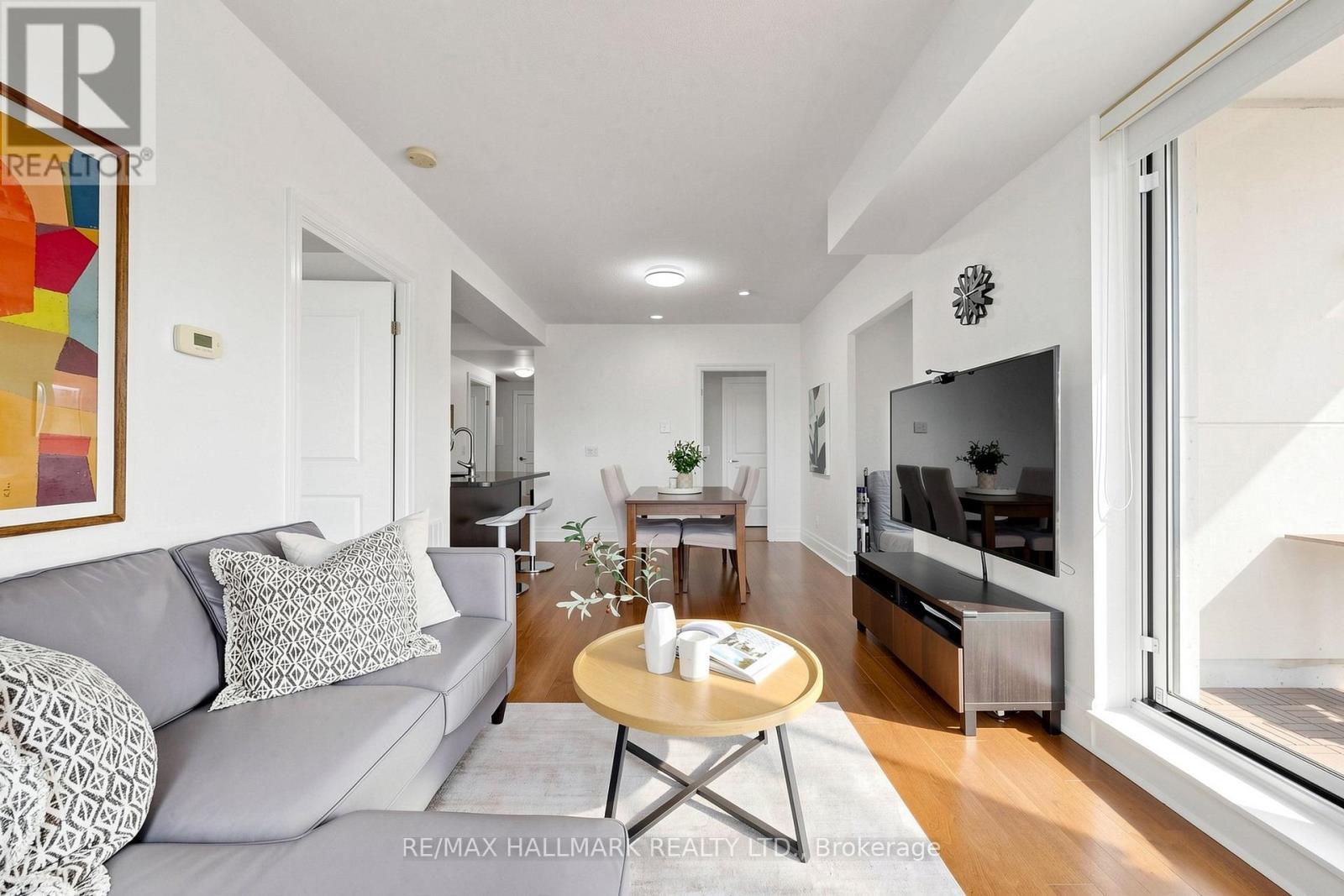 203 - 151 Upper Duke Crescent, Markham, ON - Indoor Photo Showing Living Room