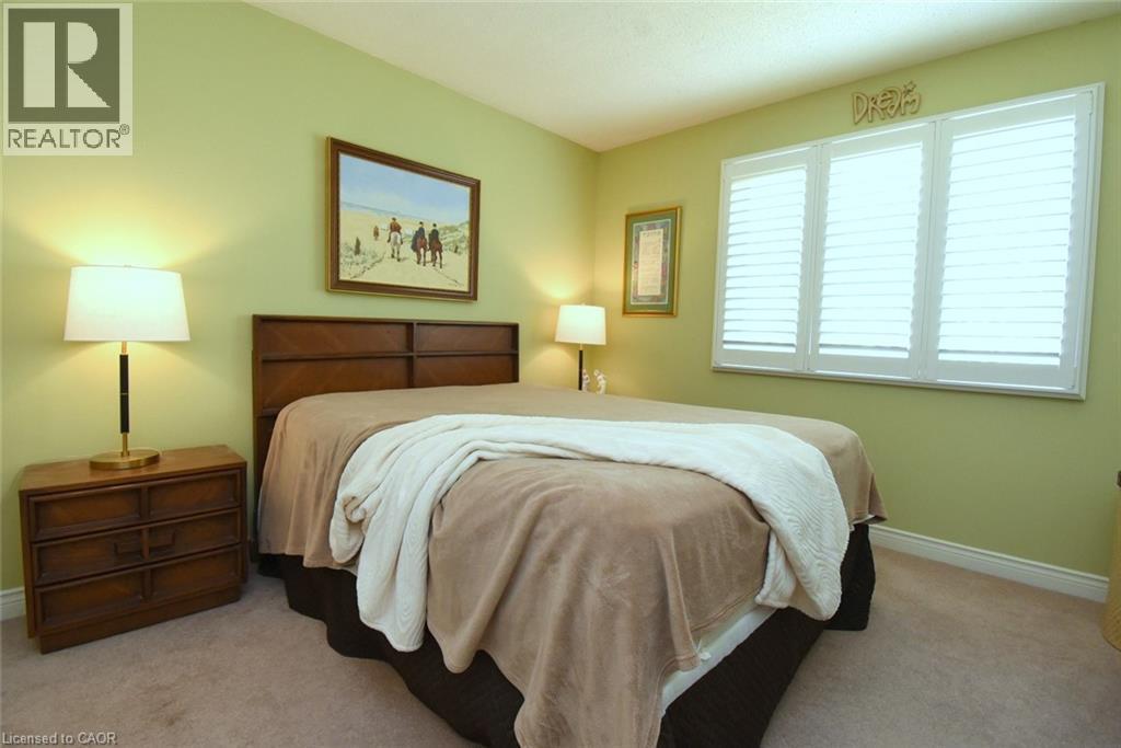 320 Hamilton Drive Unit# 4, Ancaster, ON - Indoor Photo Showing Bedroom