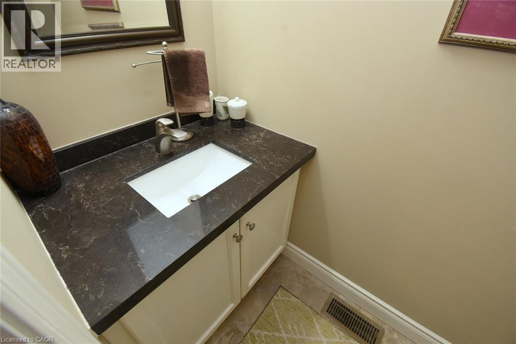 320 Hamilton Drive Unit# 4, Ancaster, ON - Indoor Photo Showing Bathroom