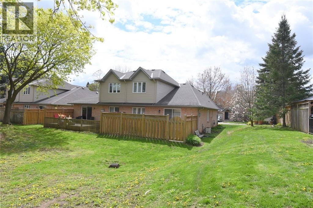 320 Hamilton Drive Unit# 4, Ancaster, ON - Outdoor With Backyard