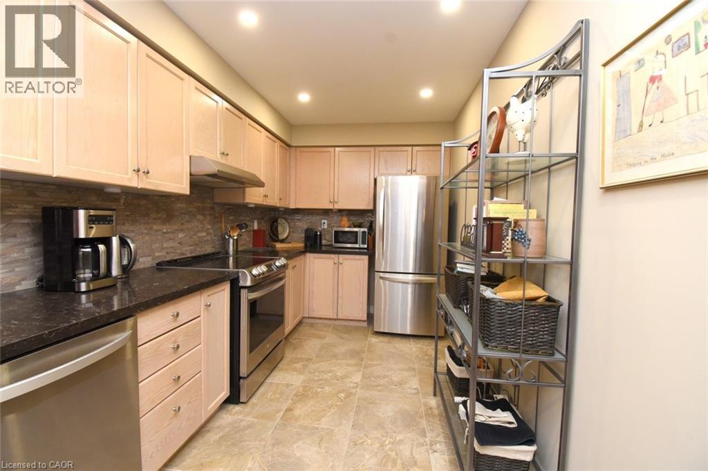 320 Hamilton Drive Unit# 4, Ancaster, ON - Indoor Photo Showing Kitchen